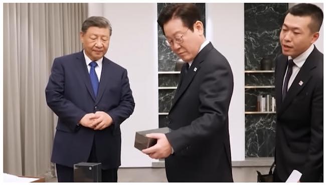 习近平送他小米手机,笑问“你看看有没有后门”(图) - 1