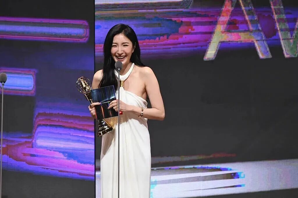 当两个女明星，在颁奖典礼接吻（组图） - 26