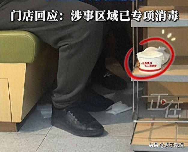 海底捞又见当众撒尿，家长用纸碗接娃小便！邻桌：都是尿味（组图） - 1
