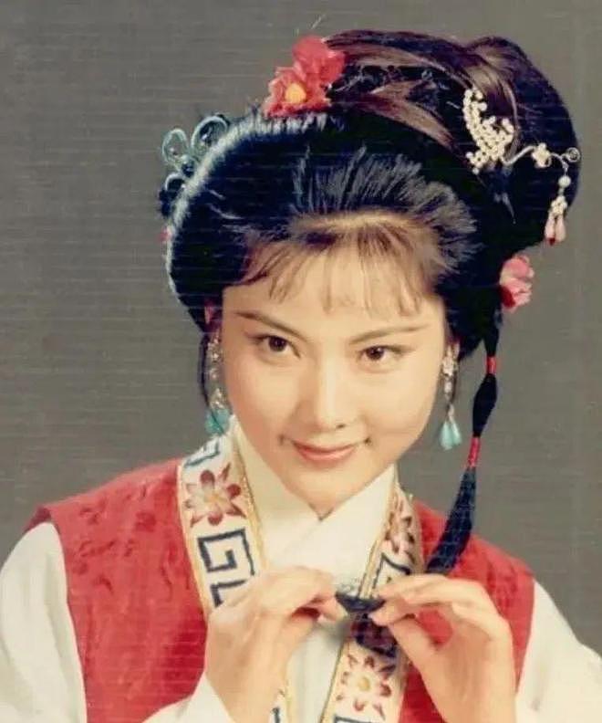 62岁何赛飞“敢说”上热搜!裸婚嫁给帅气初恋,丁克10年后生下儿子跟她姓(组图) - 18