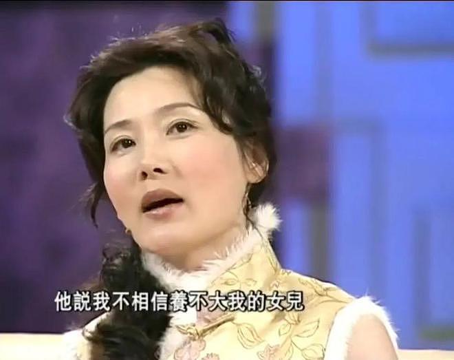 62岁何赛飞“敢说”上热搜!裸婚嫁给帅气初恋,丁克10年后生下儿子跟她姓(组图) - 12