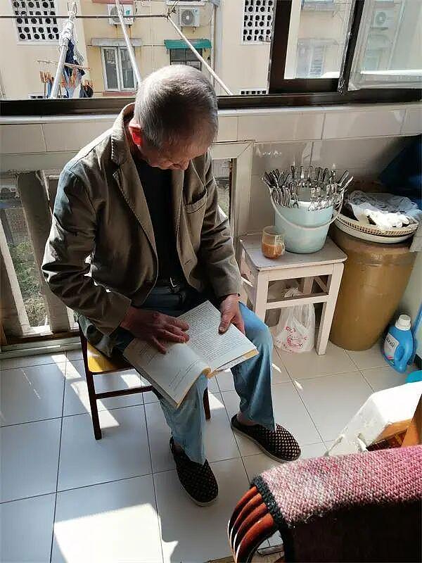 上海63岁儿子与94岁父亲一起居家养老:父亲负责买菜做饭,“除了吃饭各做各的”(组图) - 5