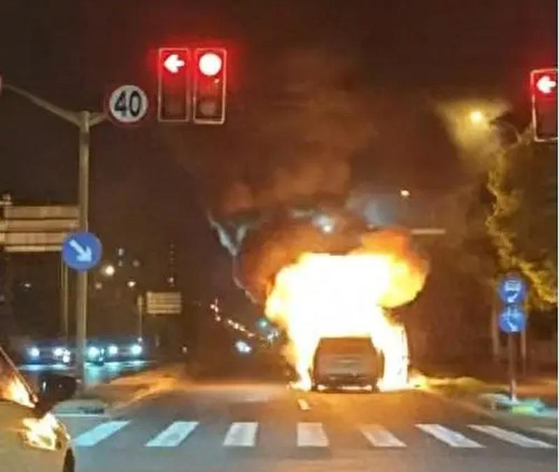 理想电动车“开一半自燃”，认错召修1.1万辆（组图） - 1