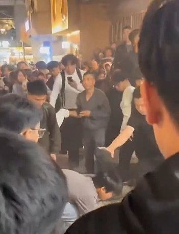 长沙知名街巷墙体突倒塌，有路人遭压倒！当局：已送院救治（视频/组图） - 6