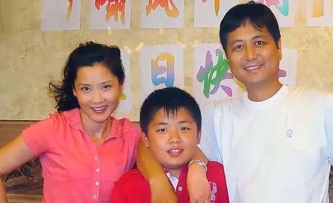 62岁何赛飞“敢说”上热搜!裸婚嫁给帅气初恋,丁克10年后生下儿子跟她姓(组图) - 34