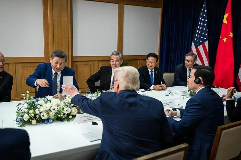 特朗普让习近平笑开怀？手上拿了什么引热议，前官员猜是1卡片（组图） - 1