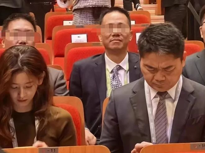 刘强东朋友圈疑曝光，回应卑微同框照，自嘲在老婆面前没自信（组图） - 5