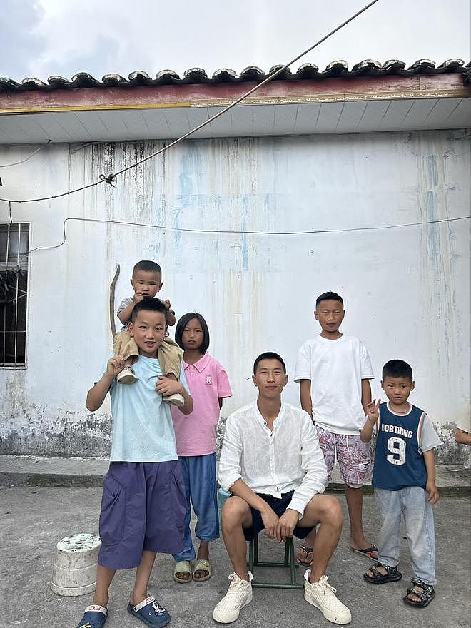 “舅舅照顾3个外甥近10年”引关注，舅舅回应：20岁开始照顾，那时刚中专毕业（组图） - 1