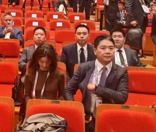 刘强东朋友圈疑曝光，回应卑微同框照，自嘲在老婆面前没自信（组图） - 9