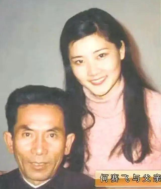 62岁何赛飞“敢说”上热搜!裸婚嫁给帅气初恋,丁克10年后生下儿子跟她姓(组图) - 14