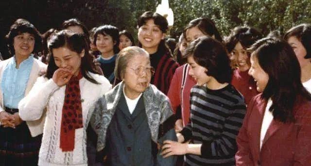 62岁何赛飞“敢说”上热搜!裸婚嫁给帅气初恋,丁克10年后生下儿子跟她姓(组图) - 17