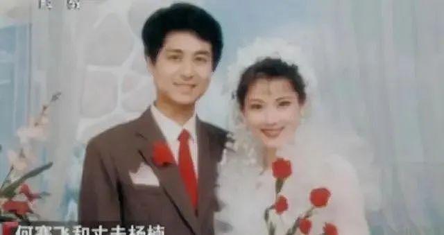 62岁何赛飞“敢说”上热搜!裸婚嫁给帅气初恋,丁克10年后生下儿子跟她姓(组图) - 27