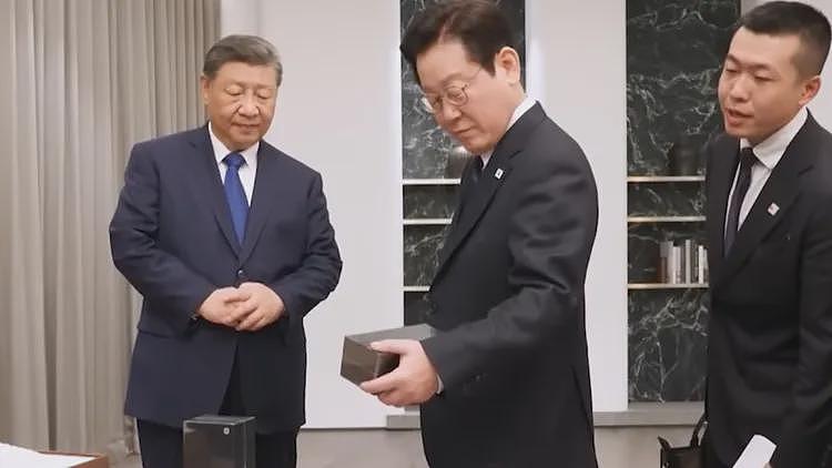 ​担心后门？习近平送韩总统小米手机，李在明表情微妙“通讯安全如何”（组图） - 1