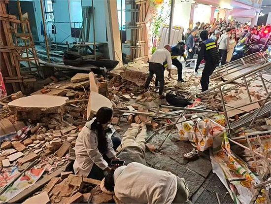 长沙知名街巷墙体突倒塌，有路人遭压倒！当局：已送院救治（视频/组图） - 1