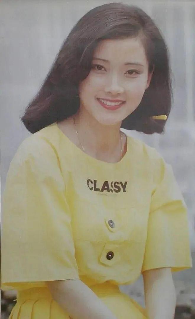 62岁何赛飞“敢说”上热搜!裸婚嫁给帅气初恋,丁克10年后生下儿子跟她姓(组图) - 15