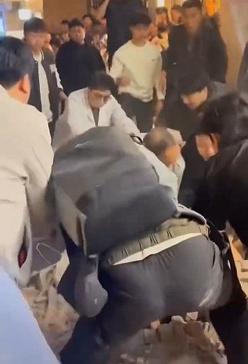 长沙知名街巷墙体突倒塌，有路人遭压倒！当局：已送院救治（视频/组图） - 3