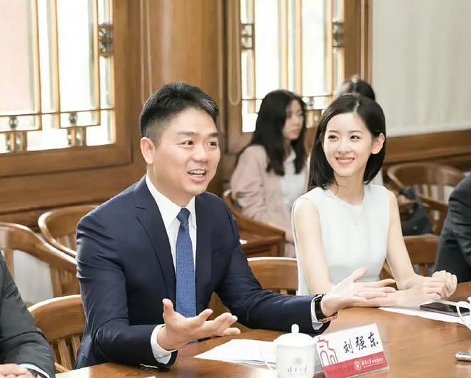 刘强东朋友圈疑曝光，回应卑微同框照，自嘲在老婆面前没自信（组图） - 12