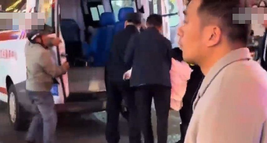 长沙知名街巷墙体突倒塌，有路人遭压倒！当局：已送院救治（视频/组图） - 4