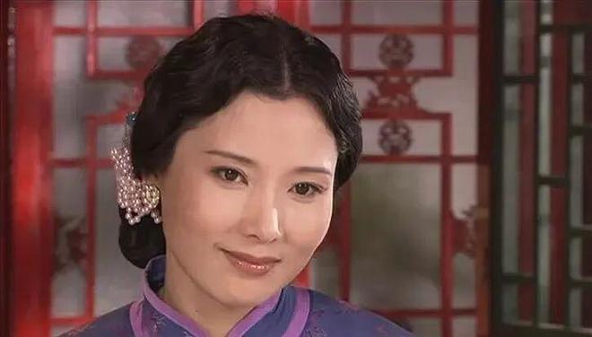 62岁何赛飞“敢说”上热搜!裸婚嫁给帅气初恋,丁克10年后生下儿子跟她姓(组图) - 31