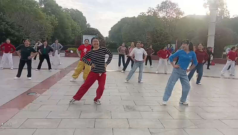 中国一妈妈跳广场舞10年“唤醒”植物人女儿(组图) - 6
