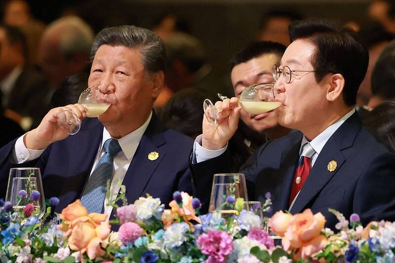 画面曝光!习近平饮酒露痛苦表情? 南韩APEC晚宴马格利酒爆红(视频/图) - 1