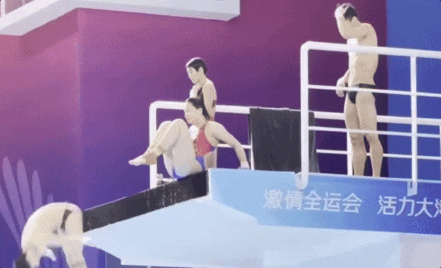 全红婵时隔半年重返赛场,搭档王伟莹夺得女子团体双人10米跳台第一(组图) - 3