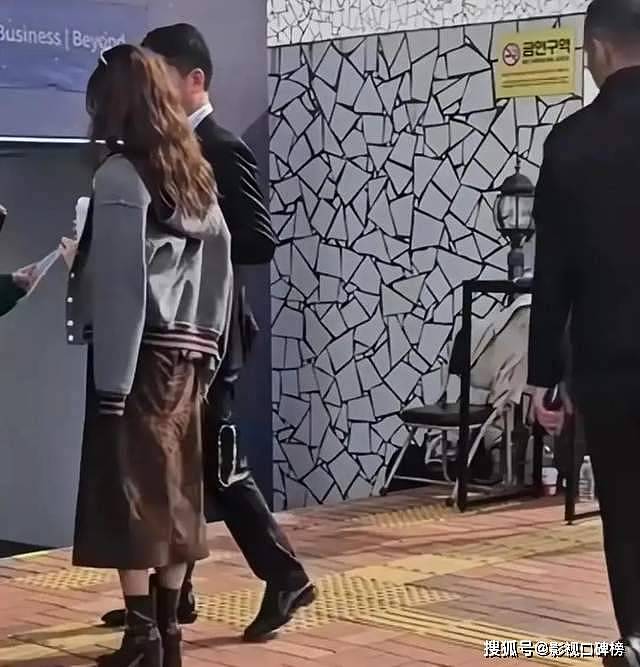 章泽天夫妻俩韩国参加会议,刘强东手拿咖啡像跟班(组图) - 4