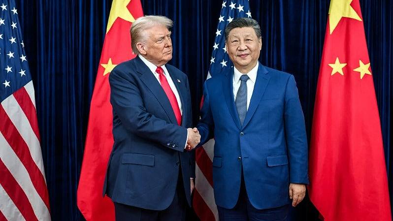 英媒:特朗普收礼物提前退场,习近平才是真正王者(组图) - 1