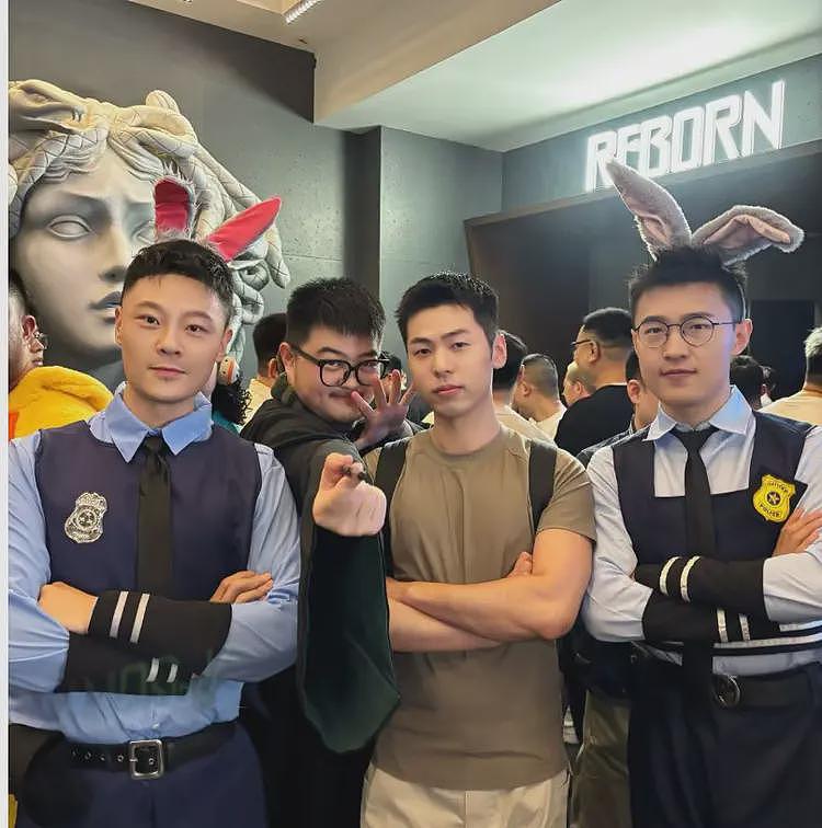 女子万圣节cosplay“南京红姐”，结果被警察带走了（组图） - 8