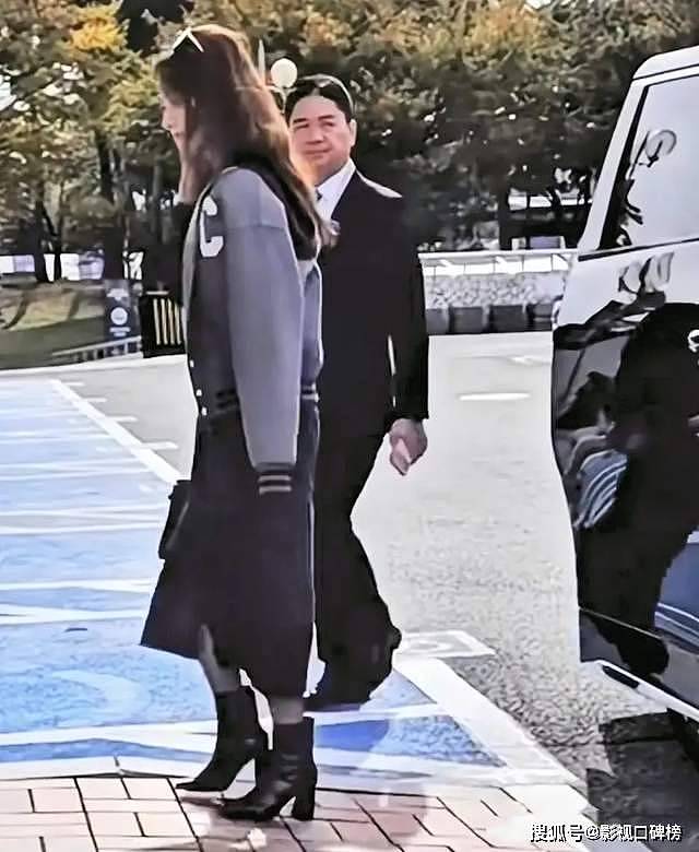 章泽天夫妻俩韩国参加会议,刘强东手拿咖啡像跟班(组图) - 2