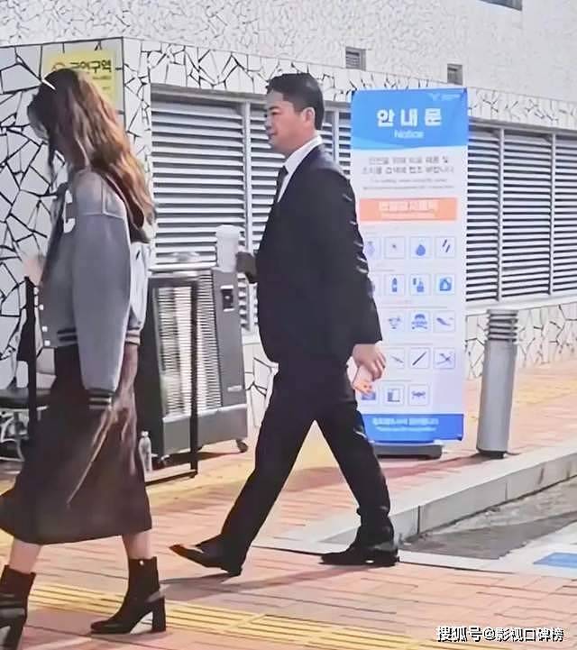 章泽天夫妻俩韩国参加会议,刘强东手拿咖啡像跟班(组图) - 16