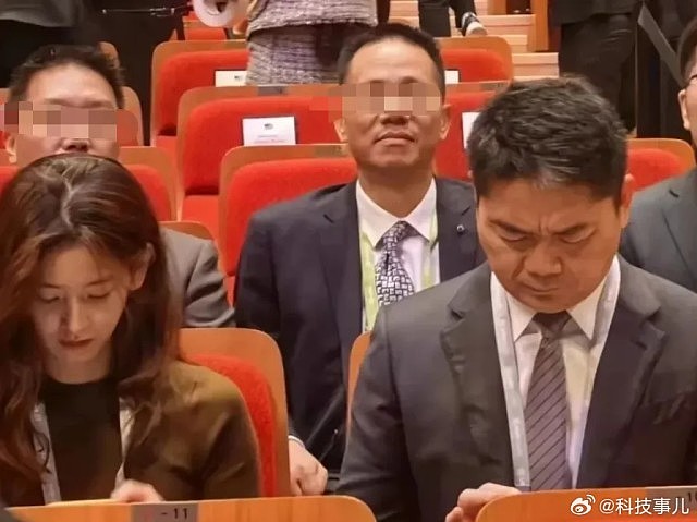 奶茶妹旁低头皱眉似犯错！刘强东从此老婆面前没自信成热搜（组图） - 2