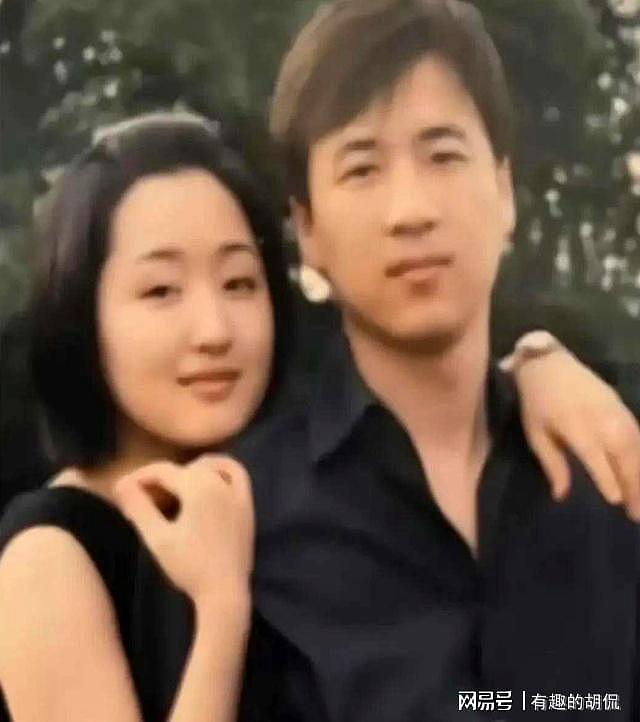 落毛的凤凰不如鸡!54岁未婚未育的杨钰莹,再次沦为娱乐圈的笑柄(组图) - 3