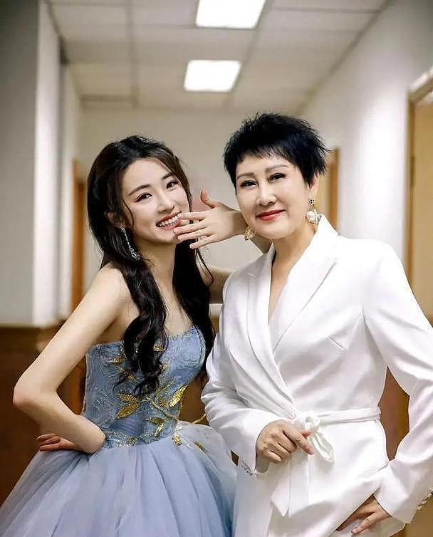 张凯丽女儿新剧遭质疑, 硬挤进贵圈的星二代:演技不够,爹妈给凑?(组图) - 3