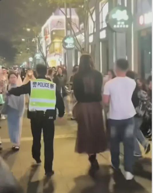女子万圣节cosplay“南京红姐”，结果被警察带走了（组图） - 2
