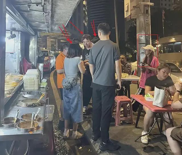 王思聪吉隆坡吃路边摊，灶台满是油污酱料洒落，新女伴穿吊带超辣（组图） - 7