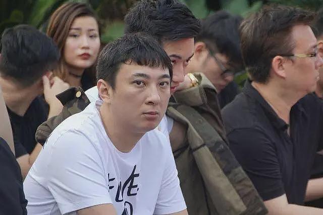 王思聪吉隆坡吃路边摊，灶台满是油污酱料洒落，新女伴穿吊带超辣（组图） - 10