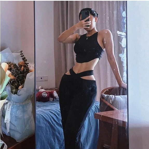 【美女】云南小姐姐“渣女站姿”火了！腿缝几乎没有间距， 看得人眼睛都直了（组图） - 5
