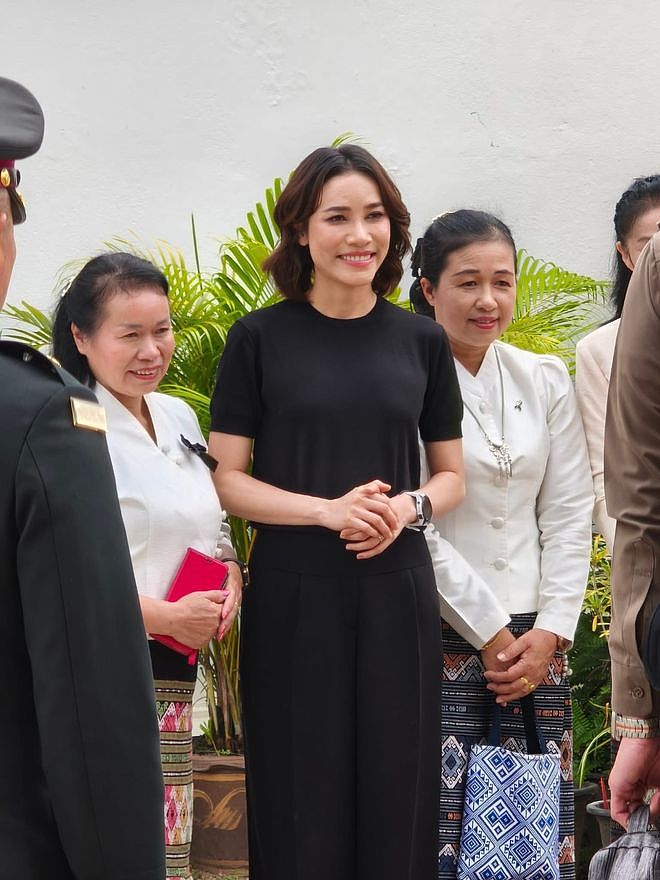 40岁泰国贵妃诗妮娜返故乡，剪掉长发很飒爽，被指暗中较劲苏提达（组图） - 3