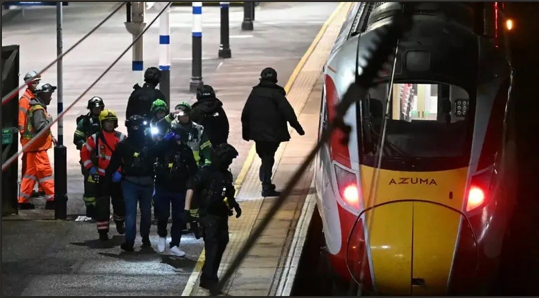 英国火车恐袭血案,10多人被捅,9人重伤!英首相:国家危机(组图) - 6
