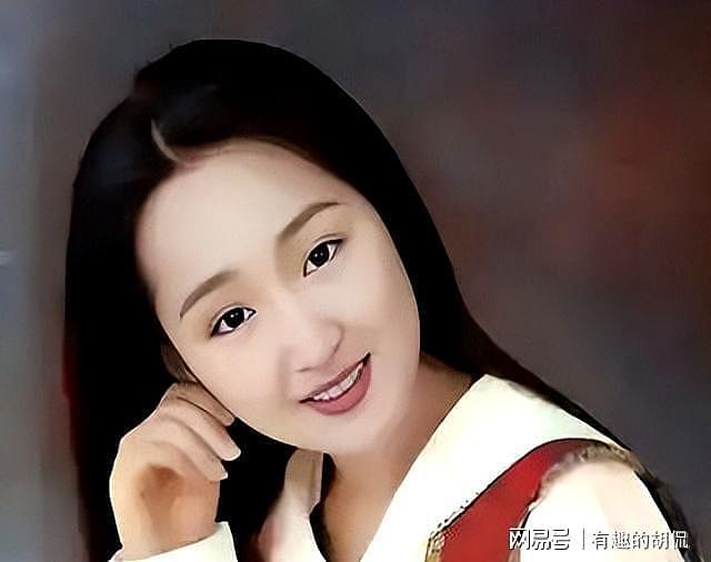 落毛的凤凰不如鸡!54岁未婚未育的杨钰莹,再次沦为娱乐圈的笑柄(组图) - 2