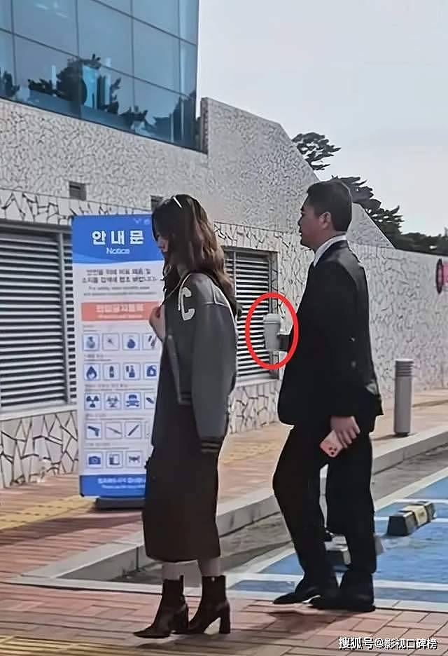 章泽天夫妻俩韩国参加会议,刘强东手拿咖啡像跟班(组图) - 3