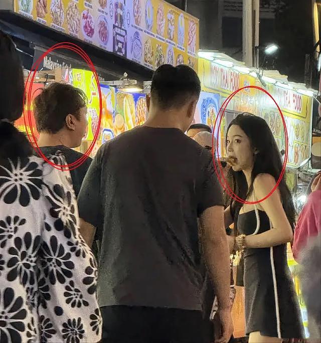 王思聪吉隆坡吃路边摊，灶台满是油污酱料洒落，新女伴穿吊带超辣（组图） - 1