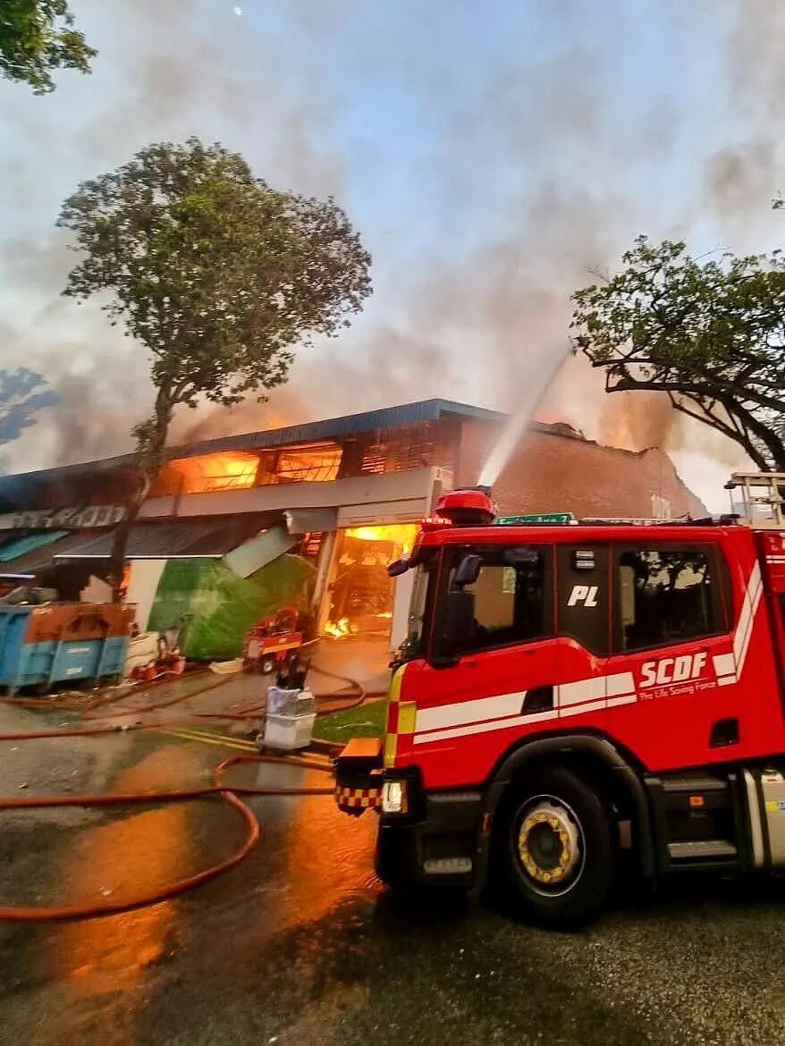 新加坡一工厂大火烧了5个小时，墙体坍塌爆炸声不断，2名消防人员不支送院（组图） - 4
