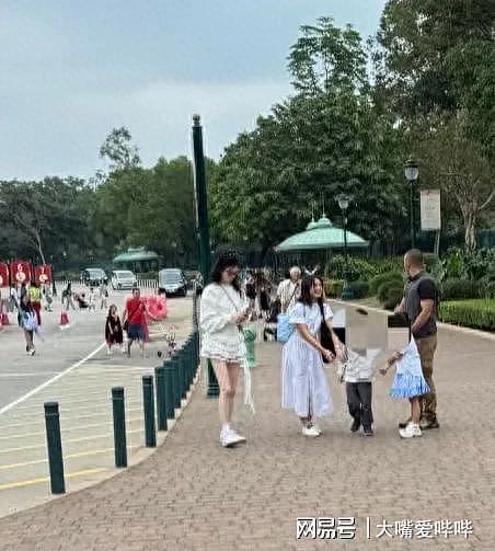 偶遇奚梦瑶带女儿逛迪士尼，母女穿亲子装好有爱，肤白腿长好养眼（组图） - 1