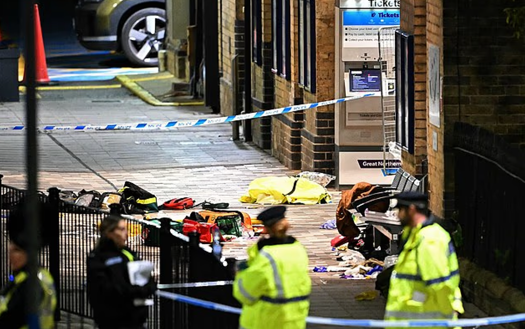 9人重伤,英国剑桥火车发生重大伤人事件!目击者:一开始以为是万圣节表演(组图) - 3