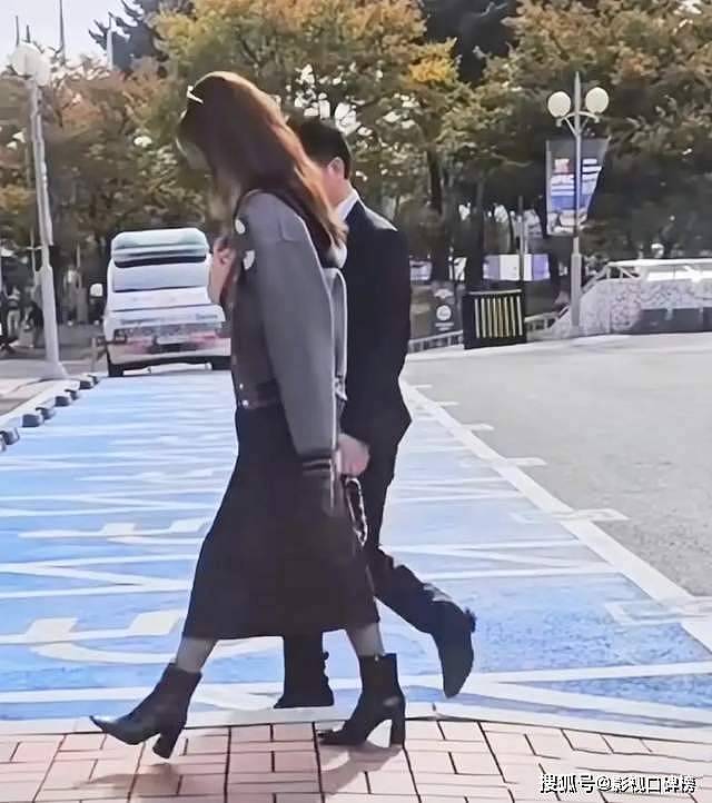 章泽天夫妻俩韩国参加会议,刘强东手拿咖啡像跟班(组图) - 9
