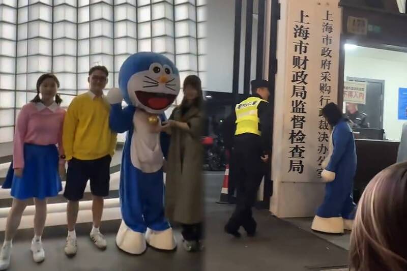 上海女孩万圣夜Cosplay“哆啦A梦”，被警方带走问话！网友大呼不解（视频/组图） - 1