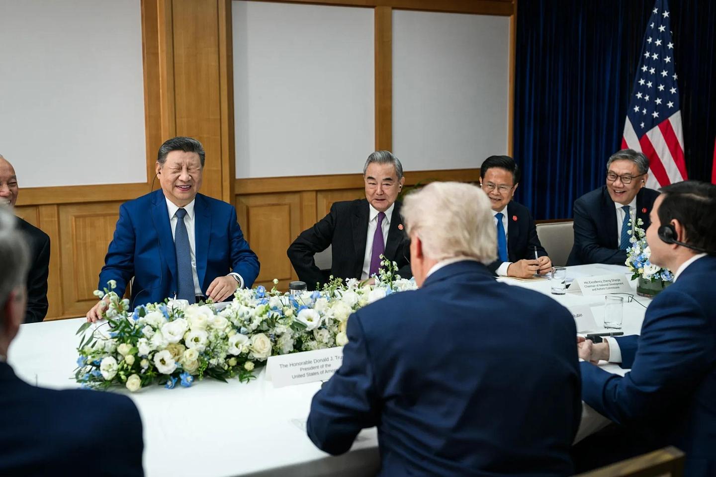 白宫发布多张习特会照片,习近平笑成眯眯眼,展示现场气氛轻松一面(组图) - 3