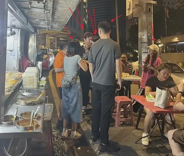 王思聪吉隆坡吃路边摊，灶台满是油污酱料洒落，新女伴穿吊带超辣（组图） - 8